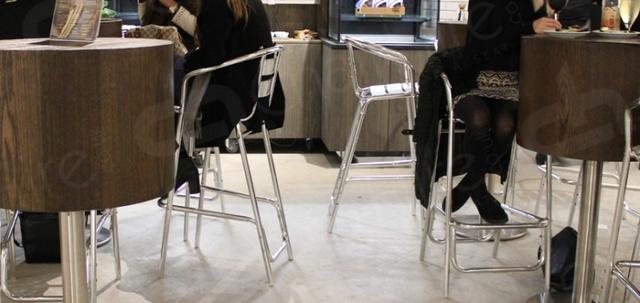 https://d1hcs5uofxldvl.cloudfront.net/chair-hire/article_additional/pop-up-cheese-store3/pop-up-cheese-store3-740x350.jpg - Chrome stools add to the modern vibe.